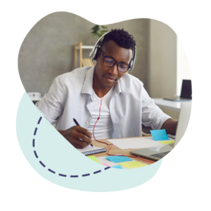 Participant à un webinaire santé mentale, prenant des notes avec un casque micro. 