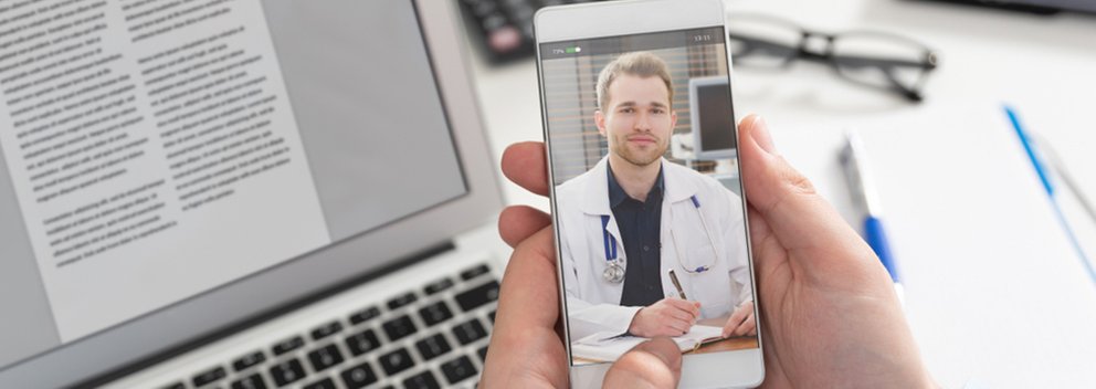 Médecin avec un stéthoscope sur l'écran du smartphone, concept de télémédecine